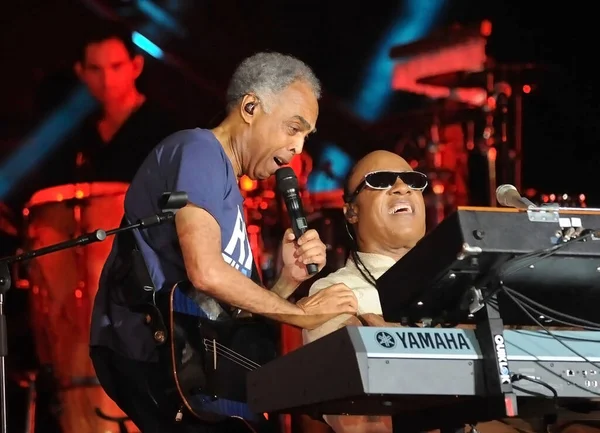 Rio de Janeiro, 25 Aralık 2012. Şarkıcılar Stevie Wonder ve Gilberto Gil, Brezilya 'nın Rio de Janeiro kentindeki Copacabana plajında Noel günü gösterileri sırasında