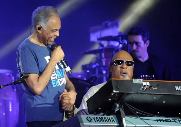 Rio de Janeiro, 25 Aralık 2012. Şarkıcılar Stevie Wonder ve Gilberto Gil, Brezilya 'nın Rio de Janeiro kentindeki Copacabana plajında Noel günü gösterileri sırasında