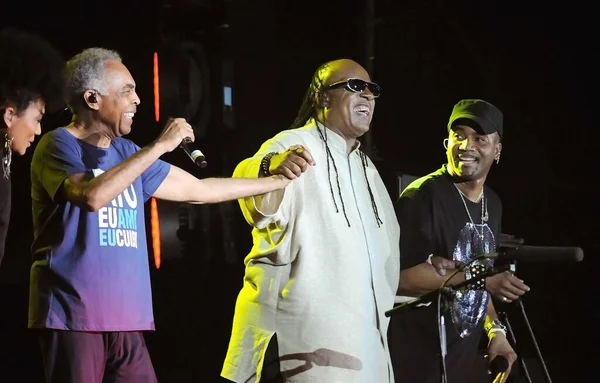 Rio de Janeiro, 25 Aralık 2012. Şarkıcılar Stevie Wonder ve Gilberto Gil, Brezilya 'nın Rio de Janeiro kentindeki Copacabana plajında Noel günü gösterileri sırasında