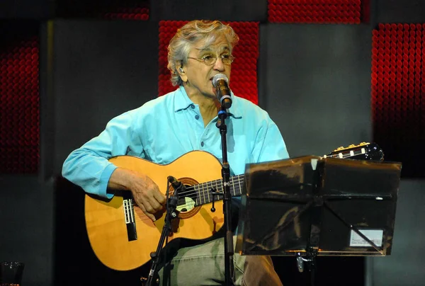 Rio de Janeiro, Brezilya, 11 Eylül 2012.Singer Caetano Veloso, Rio de Janeiro şehrindeki Oi Casa Grande tiyatrosunda bir gösteri sırasında.