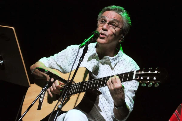 Rio de Janeiro, Brezilya, 11 Eylül 2012.Singer Caetano Veloso, Rio de Janeiro şehrindeki Oi Casa Grande tiyatrosunda bir gösteri sırasında.