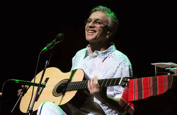 Rio de Janeiro, Brezilya, 11 Eylül 2012.Singer Caetano Veloso, Rio de Janeiro şehrindeki Oi Casa Grande tiyatrosunda bir gösteri sırasında.