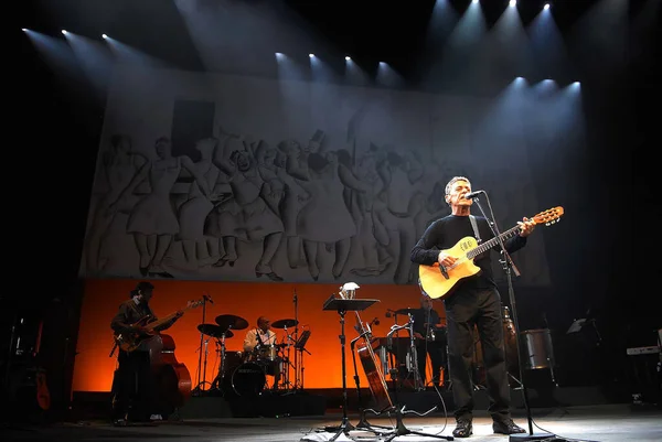 Rio de Janeiro, Brezilya 5 Ocak 2012.Singer Chico Buarque de Holanda Rio de Janeiro 'daki Vivo Hall' da sergilediği gösteri sırasında.