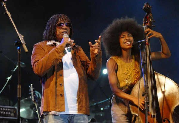 2011年9月24日 里约热内卢 歌手Milton Nascimento和歌手兼贝斯手Esperanza Spalding在里约热内卢市Rock举行的2011年表演中合唱 — 图库照片