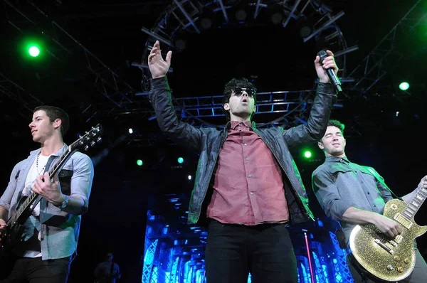 Rio de Janeiro, 12 Mart 2013. Grup Jonas Brothers 'ın vokalisti Nick Jonas, Brezilya' nın Rio de Janeiro kentindeki Citibank Hall 'da sergilendiği sırada,.