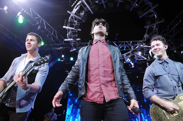 Rio de Janeiro, 12 Mart 2013. Şarkıcı Nick Jonas, müzisyenlerle birlikte Rio de Janeiro, Brezilya 'daki Citibank Hall' da gerçekleştirdiği konser sırasında.
