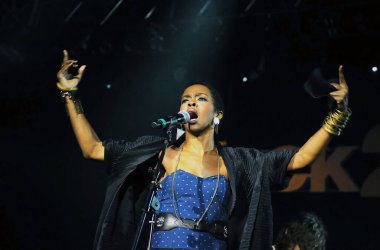 Rio de Janeiro, Brezilya, 27 Ağustos 2011.Singer Lauryn Hill, Rio de Janeiro 'daki Leopoldina İstasyonu' ndaki Back2Black Festivali sırasında