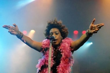 Rio de Janeiro, 27 Ağustos 2011.Şarkıcı Macy Gray Brezilya 'nın Rio de Janeiro kentindeki Leopoldina İstasyonu' ndaki Back2Black Festivali sırasında.
