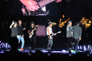 Rio de Janeiro, Brezilya, 8 Mayıs 2014. Rio de Janeiro kentindeki Athletes 'Park' ta yapılan bir gösteri sırasında One Direction grubunun üyeleri.