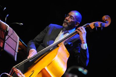 Rio de Janeiro, 9 Nisan 2014. Caz Basçısı Ron Carter, Brezilya 'nın Rio de Janeiro kentindeki Botanik Bahçesi' nde sunumu sırasında.