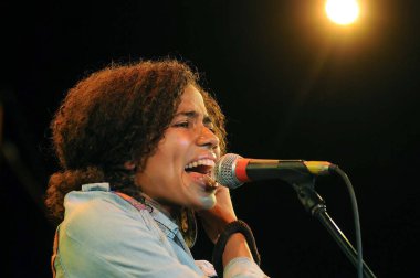 Rio de Janeiro, Brezilya, 27 Ağustos 2011.Nijeryalı şarkıcı Nneka, Back2Black Festivali sırasında Rio de Janeiro 'daki Leopoldina İstasyonu' nda