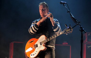 Rio de Janeiro, Brezilya, 25 Eylül 2015. Rio de Janeiro 'daki World of Rock' ın sahnesinde Queens of the Stone Age grubunun vokalisti ve gitaristi Josh Homme