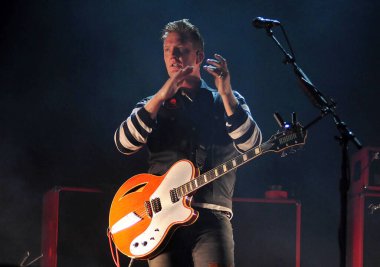 Rio de Janeiro, Brezilya, 25 Eylül 2015. Rio de Janeiro 'daki World of Rock' ın sahnesinde Queens of the Stone Age grubunun vokalisti ve gitaristi Josh Homme