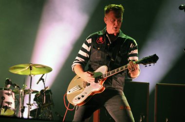 Rio de Janeiro, Brezilya, 25 Eylül 2015. Rio de Janeiro 'daki World of Rock' ın sahnesinde Queens of the Stone Age grubunun vokalisti ve gitaristi Josh Homme