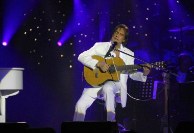 Rio de Janeiro, 14 Şubat 2011.Şarkıcı Roberto Carlos, Emoes em Alto Mar 'ın sunumu sırasında, Brezilya' nın Rio de Janeiro sahilindeki Costa Serena gemisinde.