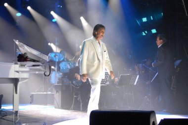 Rio de Janeiro, 14 Şubat 2011.Şarkıcı Roberto Carlos, Emoes em Alto Mar 'ın sunumu sırasında, Brezilya' nın Rio de Janeiro sahilindeki Costa Serena gemisinde.