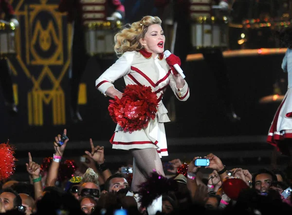 Rio de Janeiro, 2 Aralık 2012.Şarkıcı Madonna, Brezilya 'nın Rio de Janeiro kentindeki Sporcular Parkı' nda gösterisini sergiliyor.