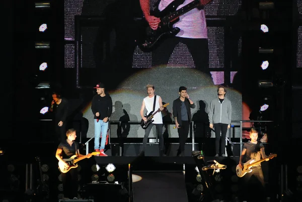 Rio de Janeiro, Brezilya, 8 Mayıs 2014. Rio de Janeiro kentindeki Athletes 'Park' ta yapılan bir gösteri sırasında One Direction grubunun üyeleri.