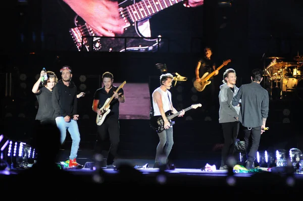 Rio de Janeiro, Brezilya, 8 Mayıs 2014. Rio de Janeiro kentindeki Athletes 'Park' ta yapılan bir gösteri sırasında One Direction grubunun üyeleri.