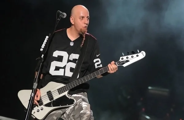 Rio de Janeiro, 25 Eylül 2015. Bas gitarist Shavo Odadjian Rio 2015 'te Rio de Janeiro, Brezilya' da Rock 'ta sunum yaparken