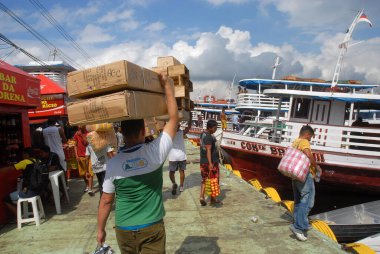 Manaus, 5 Eylül 2006.Brezilya 'nın Amazon bölgesindeki Manaus limanında insan ve mal dolaşımı