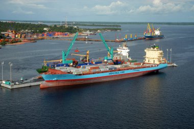 Manaus, 4 Eylül 2006.Ticari gemiler Brezilya 'nın Amazon bölgesinde Manaus limanında faaliyet gösteriyor.