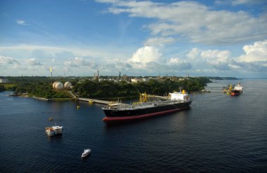 Manaus, 4 Eylül 2006.Aerial fotoğraf Manaus petrol rafinerisi ile petrol tankerleri ile dolduruluyor Amazon eyaleti, Brezilya