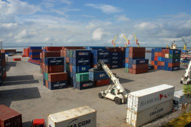 Manaus, 5 Eylül 2006.Brezilya 'nın Amazon bölgesinde Manaus limanında konteyner operasyonu