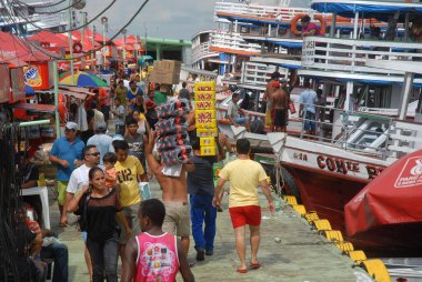 Manaus, 5 Eylül 2006.Brezilya 'nın Amazon bölgesindeki Manaus limanında insan ve mal dolaşımı