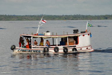 Manaus, 4 Eylül 2006.Amazon bölgesinin tipik gemisi Amazon bölgesinde Rio Negro 'ya yelken açıyor.