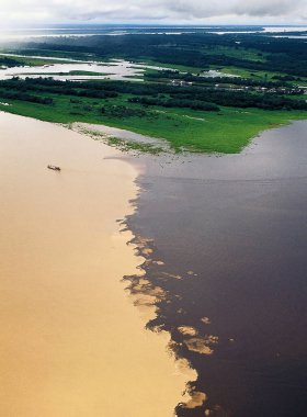 Zenci ve Solimoes nehirlerinin suları Manaus n Amazonia şehrinde buluşuyor..