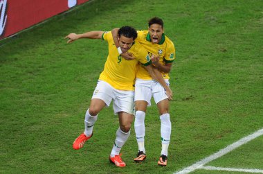 Rio de Janeiro, 1 Temmuz 2013. Brezilya futbol takımı Fred ve Neymar, 2013 Konfederasyon Kupası finalinde İspanya 'ya karşı oynanan maçtaki golü kutluyorlar..