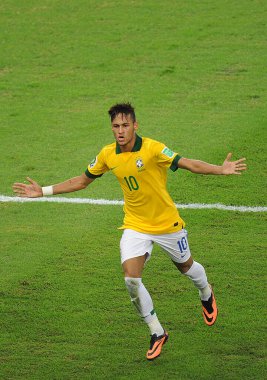 Rio de Janeiro, 1 Temmuz 2013.Brezilyalı futbolcu Neymar, 2013 Konfederasyon Kupası finalinde İspanya ile oynadığı maçtaki golünü Rio de Janeiro şehrindeki Maracana Stadyumu 'nda kutladı..