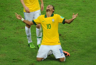 Rio de Janeiro, 1 Temmuz 2013.Brezilyalı futbolcu Neymar, 2013 Konfederasyon Kupası finalinde İspanya ile oynadığı maçtaki golünü Rio de Janeiro şehrindeki Maracana Stadyumu 'nda kutladı..