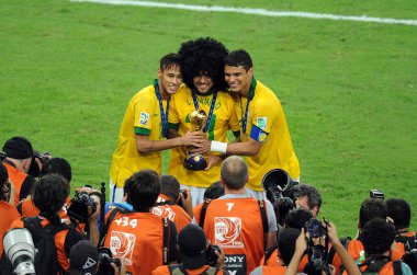 Rio de Janeiro, 1 Temmuz 2013. Brezilya Milli Takımı Neymar, Daniel Alves ve Thiago Silva 'nın futbol oyuncuları 2013 Konfederasyon Kupası şampiyonluk kupası ile Maracan' da kutlama yapıyorlar. 