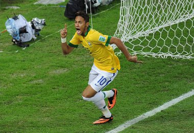 Rio de Janeiro, 1 Temmuz 2013.Brezilyalı futbolcu Neymar, 2013 Konfederasyon Kupası finalinde Brezilya ile İspanya arasındaki maçtaki golünü kutluyor, Rio de Janeiro şehrinde Etadio do Maracana 'da..