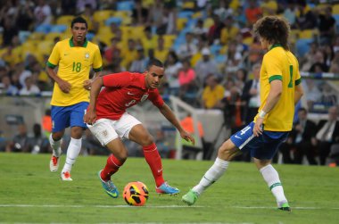Rio de Janeiro, Brezilya, 2 Haziran 2013. Brezilyalı futbolcu Theo Walcott ve İngiltere arasında Rio de Janeiro şehrindeki Maracan Stadyumu 'nda oynanan dostluk maçı sırasında.