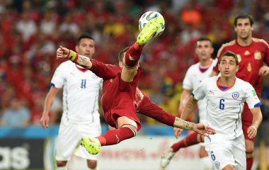 Rio de Janeiro, 18 Haziran 2014. Futbolcu Sergio Ramos, Brezilya 'nın Rio de Janeiro kentindeki Maracana Stadyumu' nda oynanan 2014 Dünya Kupası karşılaşmasında İspanya - Şili maçında voleyi vurdu.