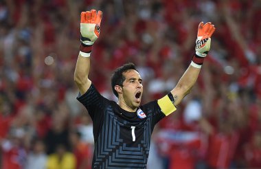 Rio de Janeiro, 18 Haziran 2014. Futbolcu Claudio Bravo, İspanya - Şili maçı sırasında Brezilya 'nın Rio de Janeiro kentindeki Maracan Stadyumu' nda oynanan 2014 Dünya Kupası karşılaşmasında