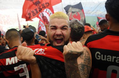 Rio de Janeiro, Brezilya, 17 Nisan 2018. Flamengo taraftarları, Rio de Janeiro şehrindeki Maracan Stadyumu 'ndaki futbol takımının antrenmanı sırasında tribünde oturuyorlar..