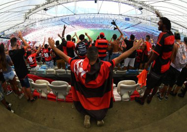Rio de Janeiro, Brezilya, 17 Nisan 2018. Flamengo taraftarları, Rio de Janeiro şehrindeki Maracan Stadyumu 'ndaki futbol takımının antrenmanı sırasında tribünde oturuyorlar..