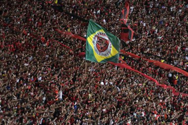 Rio de Janeiro, 13 Aralık 2017. Torcida do Flamengo, Brezilya 'nın Rio de Janeiro kentindeki Maracan Stadyumu' nda oynanan Flamengo-Independiente maçı sırasında bayrakları yaktı..