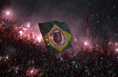 Rio de Janeiro, 13 Aralık 2017. Torcida do Flamengo, Brezilya 'nın Rio de Janeiro kentindeki Maracan Stadyumu' nda oynanan Flamengo-Independiente maçı sırasında bayrakları yaktı..