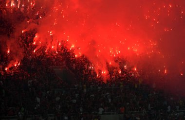Rio de Janeiro, 13 Aralık 2017. Torcida do Flamengo, Brezilya 'nın Rio de Janeiro kentindeki Maracan Stadyumu' nda oynanan Flamengo-Independiente maçı sırasında bayrakları yaktı..