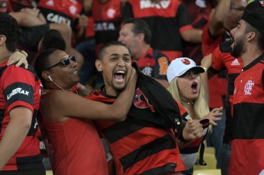 Rio de Janeiro, Brezilya, 13 Aralık 2017 Flamengo taraftarları, Maracana Stadyumu 'ndaki Güney Amerika Kupası' nda oynanan Flamengo-Independiente maçı sırasında tezahürat yaptılar..