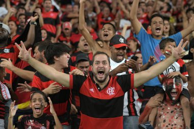 Rio de Janeiro, Brezilya, 13 Aralık 2017 Flamengo taraftarları, Maracana Stadyumu 'ndaki Güney Amerika Kupası' nda oynanan Flamengo-Independiente maçı sırasında tezahürat yaptılar..