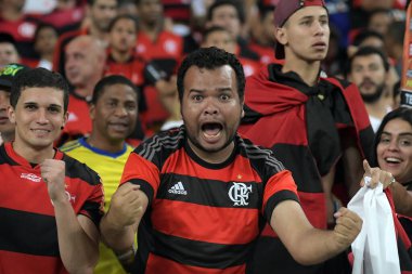 Rio de Janeiro, Brezilya, 13 Aralık 2017 Flamengo taraftarları, Maracana Stadyumu 'ndaki Güney Amerika Kupası' nda oynanan Flamengo-Independiente maçı sırasında tezahürat yaptılar..
