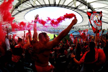 Rio de Janeiro, Brezilya, 17 Nisan 2018. Flamengo taraftarları, Rio de Janeiro şehrindeki Maracana Stadyumu 'ndaki futbol takımının antrenmanı sırasında tribünde oturuyorlar..