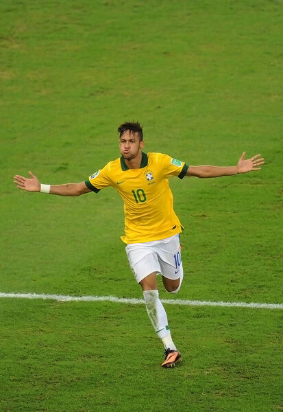 Rio de Janeiro, July 1, 2013.The Brazilian soccer player Neymar, playing the ball in the game Brazil Vs. Spain in the final of the Confederations Cup 2013, at the Maracana Stadium.