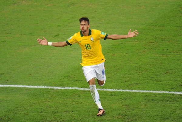 Rio de Janeiro, 1 Temmuz 2013.Brezilyalı futbolcu Neymar, 2013 Konfederasyon Kupası finalinde İspanya ile oynadığı maçtaki golünü Rio de Janeiro şehrindeki Maracana Stadyumu 'nda kutladı..
